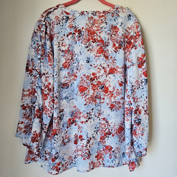 Blouse with button details - Picture 4 of 4